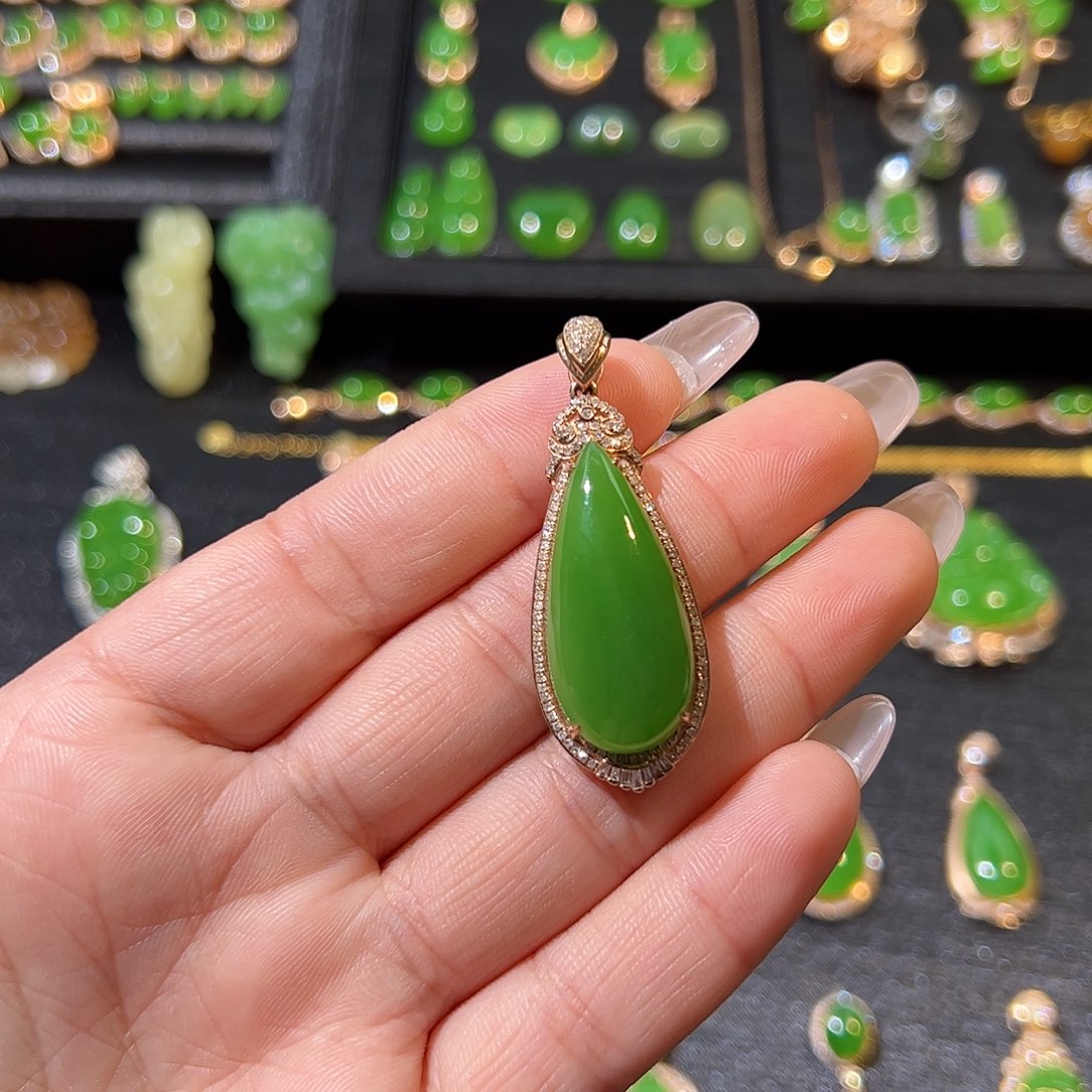 和田玉（碧玉）颈饰18K金镶嵌