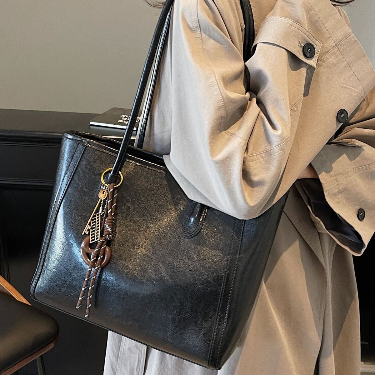 PU复古高级感托特包女式2025新款开春百搭大容量学生上课十个勤天