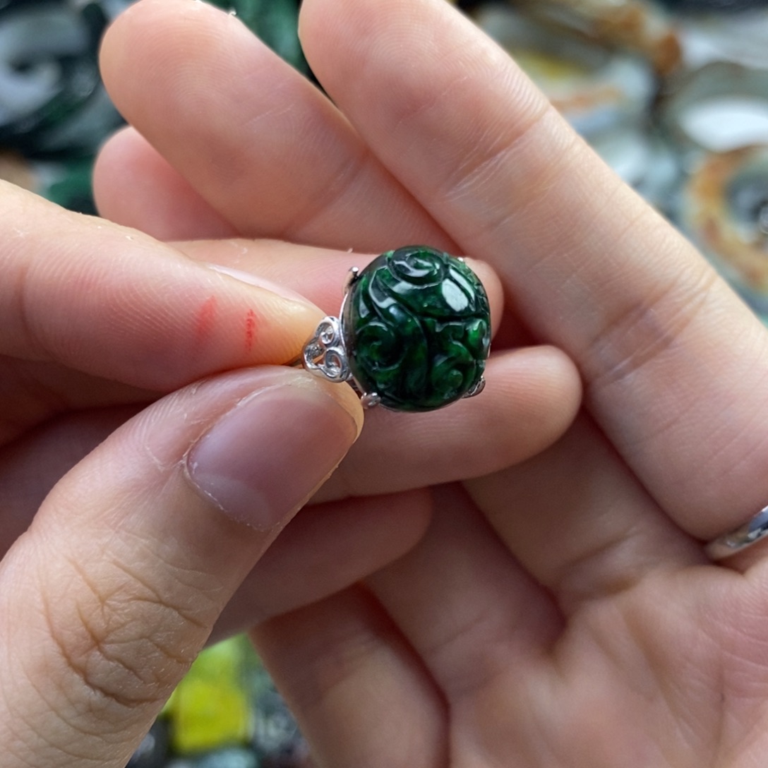 翡翠未镶嵌颈饰烁**家