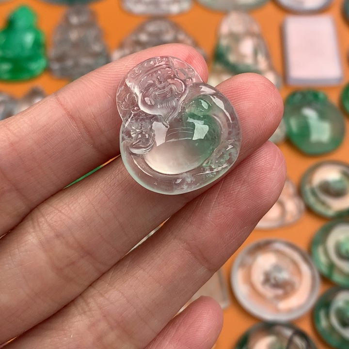 翡翠挂件未镶嵌…..