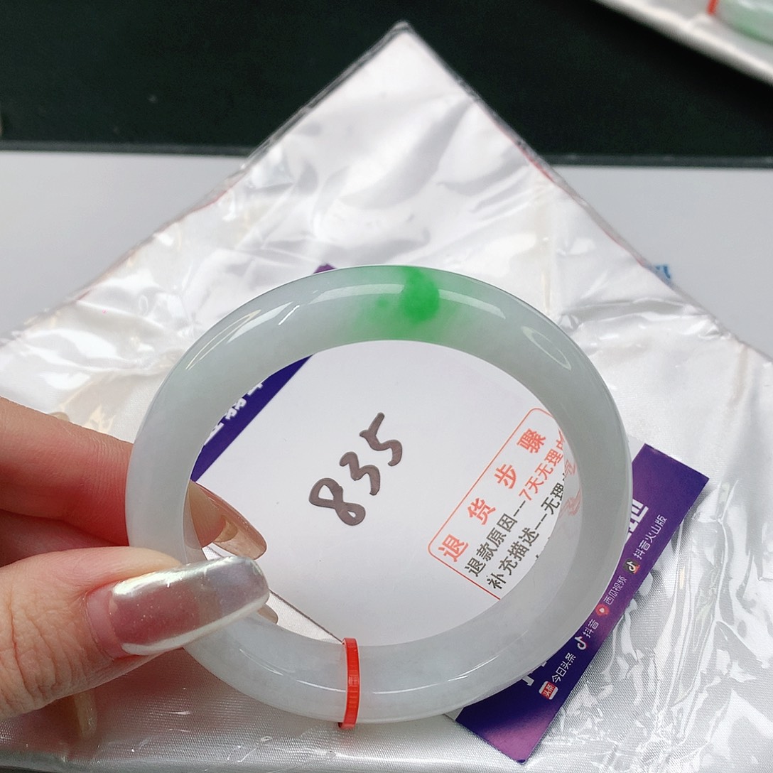 翡翠手镯未镶嵌翡翠手镯