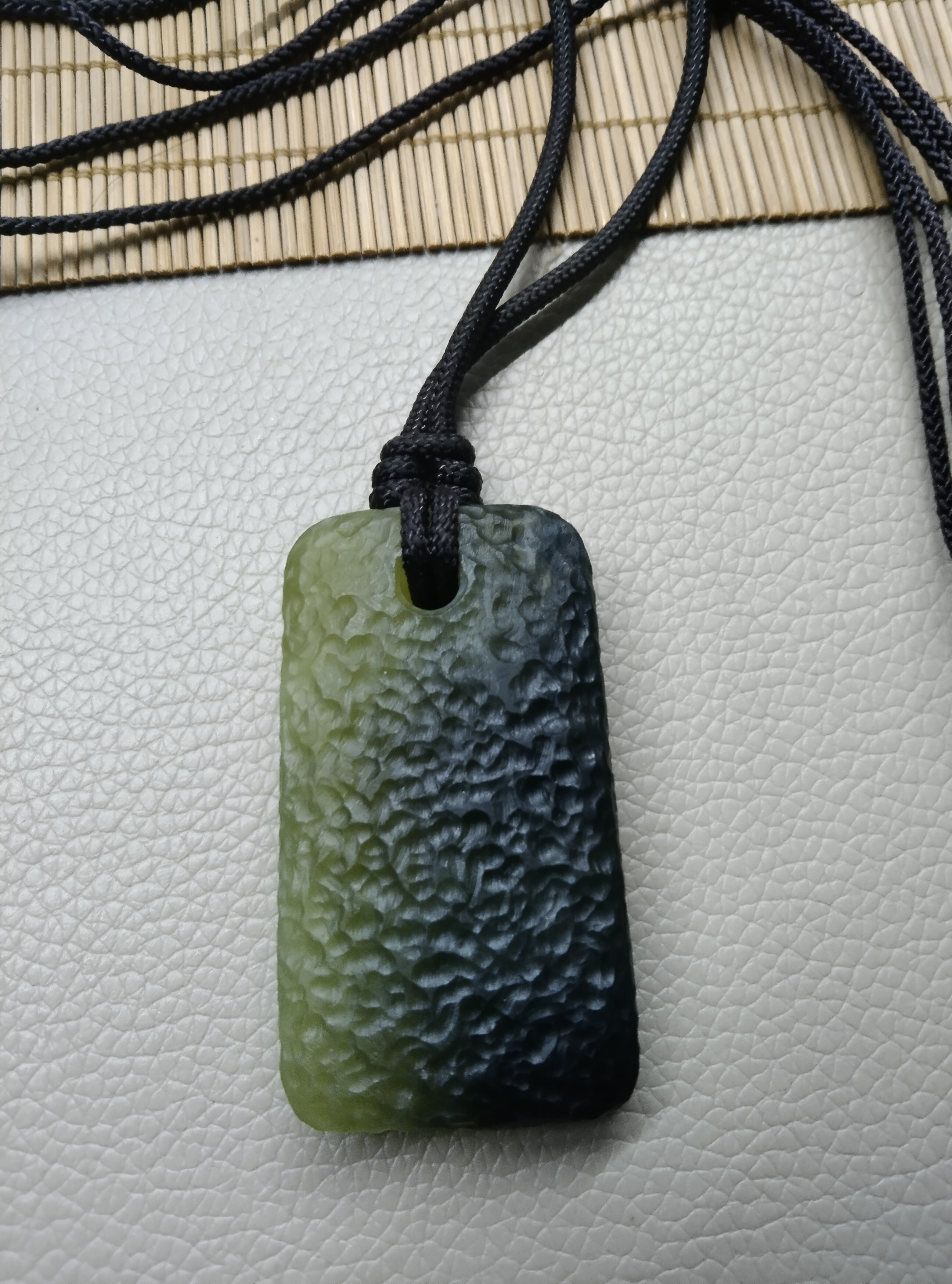 天然岫玉锤纹工艺随型无事牌