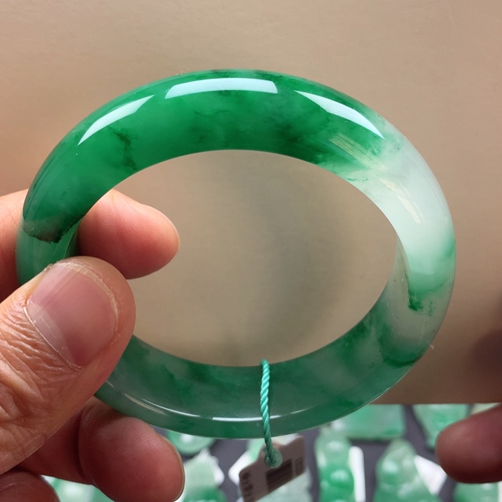 用***8石英质玉未镶嵌手镯