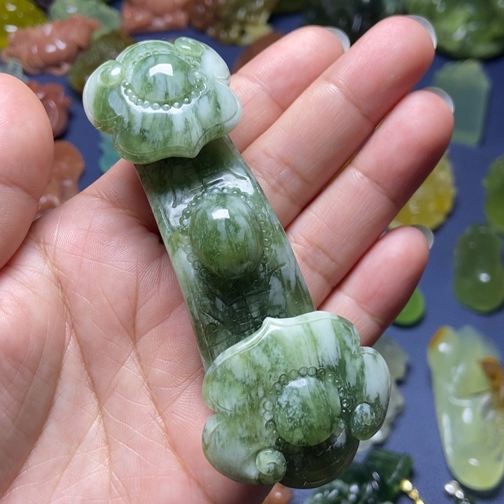 蛇纹石玉挂件未镶嵌