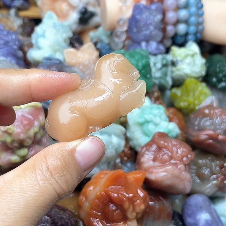 未镶嵌石英质玉珠宝奇石