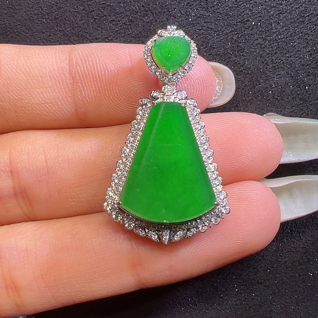 翡翠18K金镶嵌颈饰无事牌