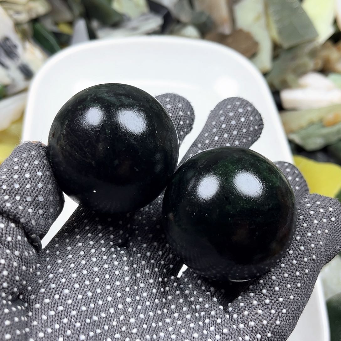 颈饰未镶嵌石英岩玉