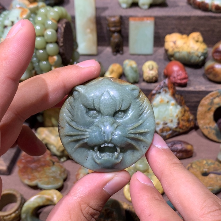 未镶嵌岫岩河磨玉（透闪石质玉）把件
