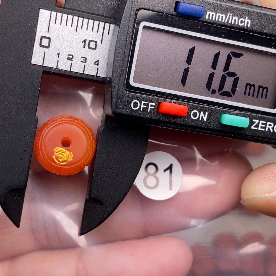 南红玛瑙未镶嵌配饰有瑕疵