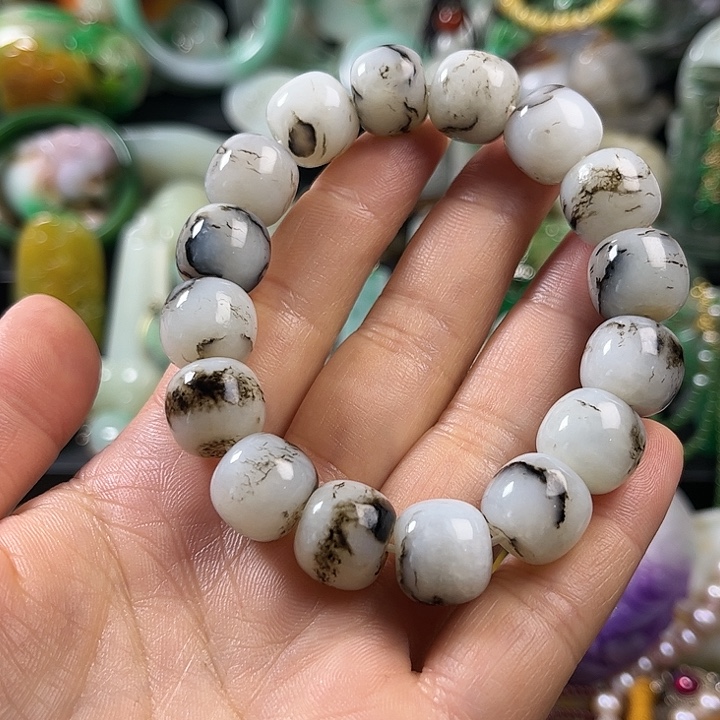 郝***八翡翠未镶嵌颈饰翡翠未镶嵌颈饰