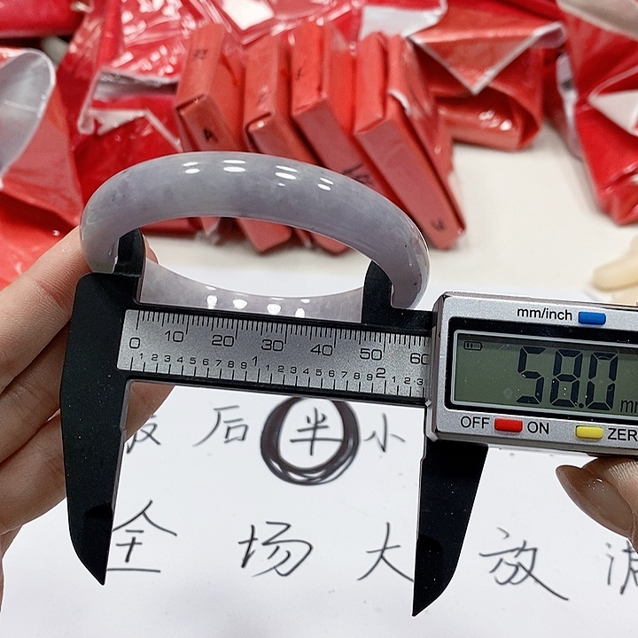 翡翠手镯未镶嵌7。 