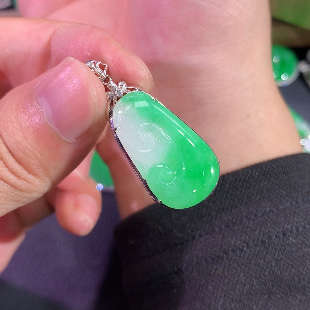 翡翠吊坠(赠链)18K金镶嵌