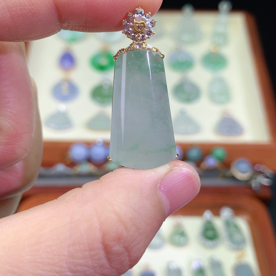 翡翠颈饰18K金镶嵌天然a货翡翠吊坠