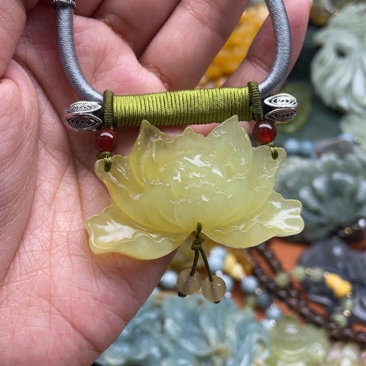 蛇纹石玉吊坠合金