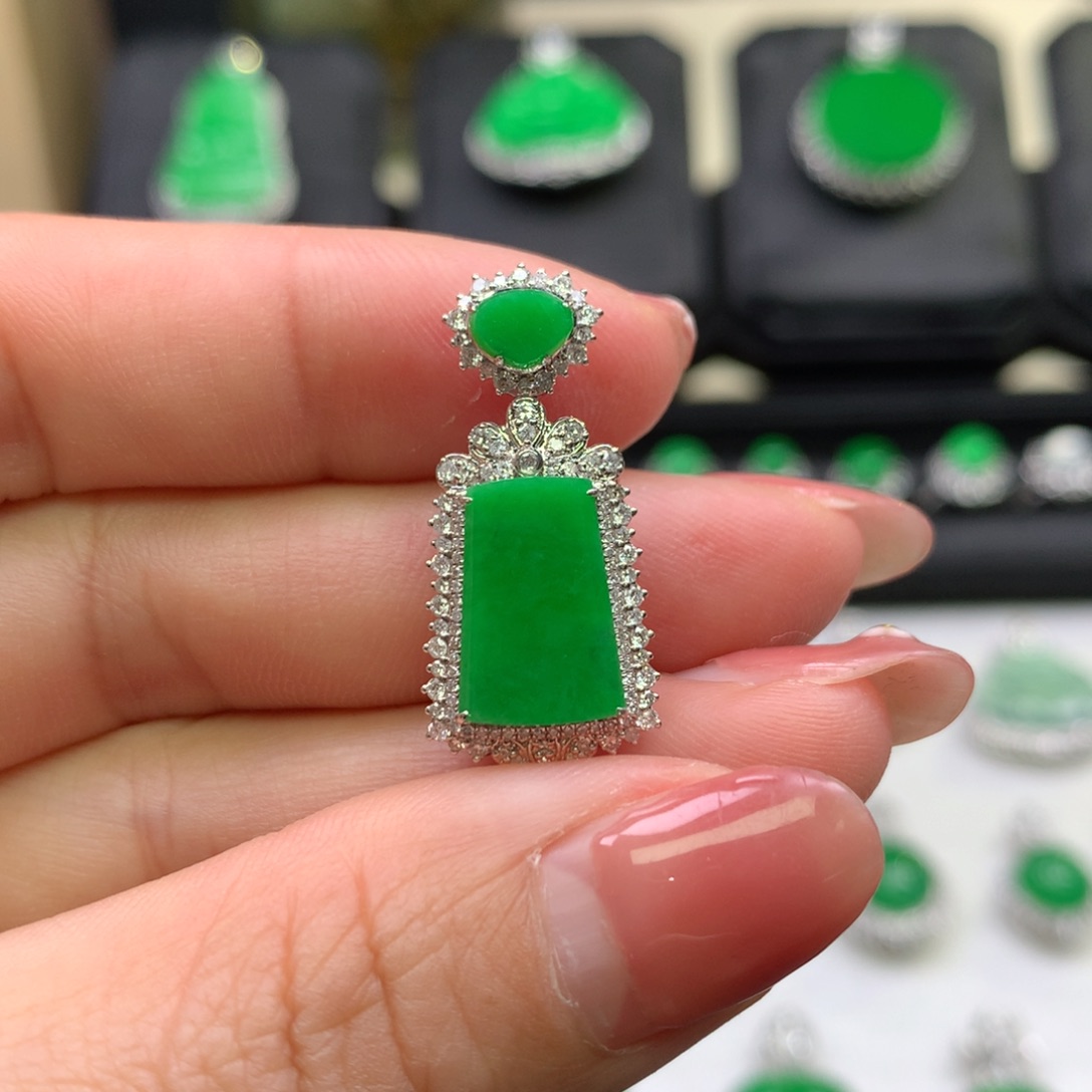 翡翠吊坠(不含链)18K金镶嵌