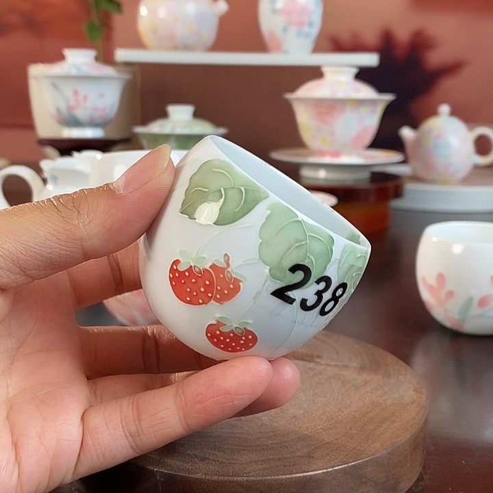 草莓釉下手绘品茗杯