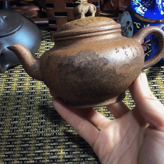 紫砂茶壶原矿泥料手工制作的紫砂壶。