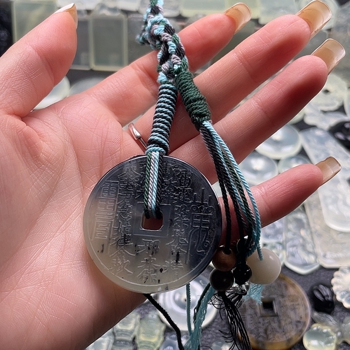 岫玉未镶嵌颈饰山鬼