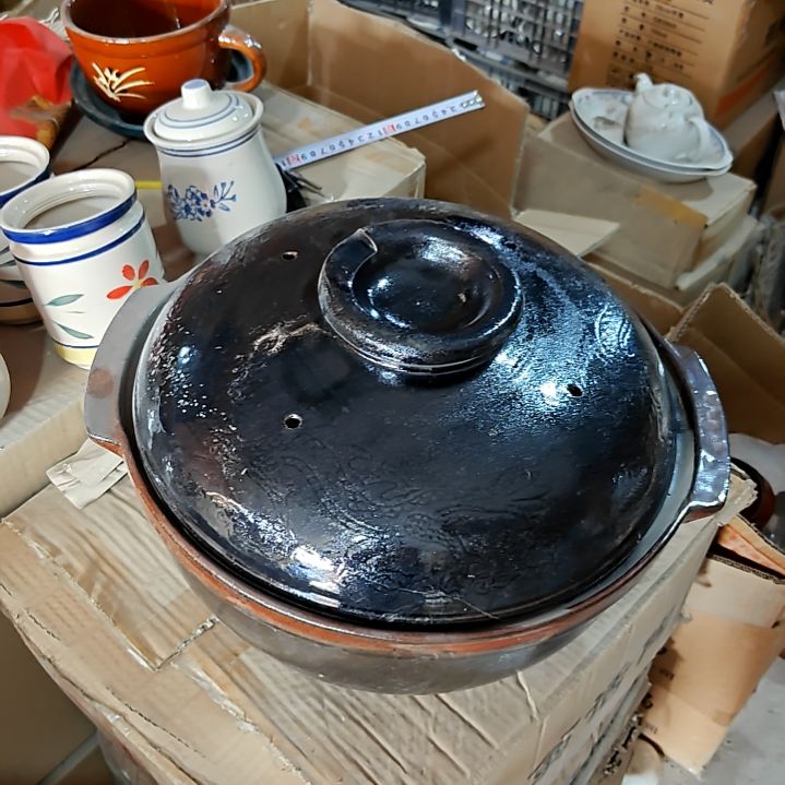 瓷片盘子碗茶壶啥都有