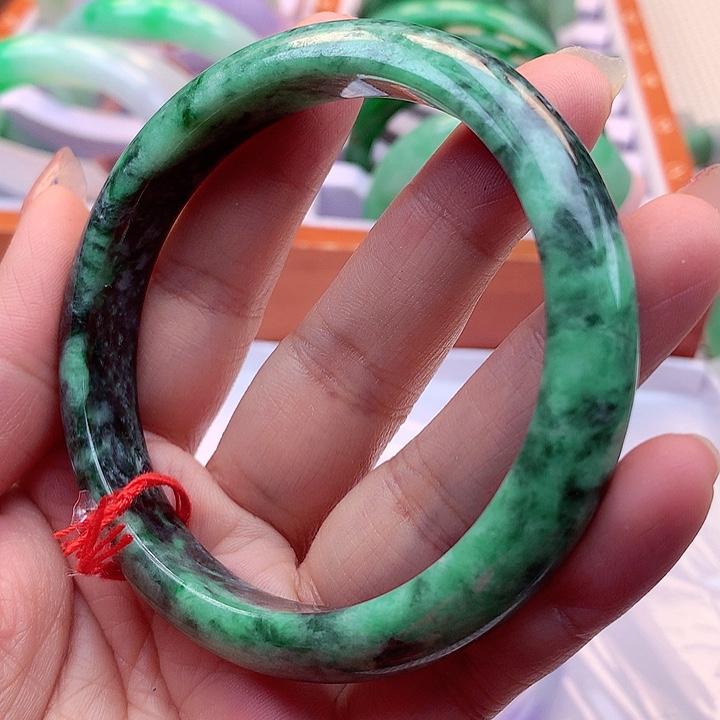 翡翠手镯未镶嵌翡翠