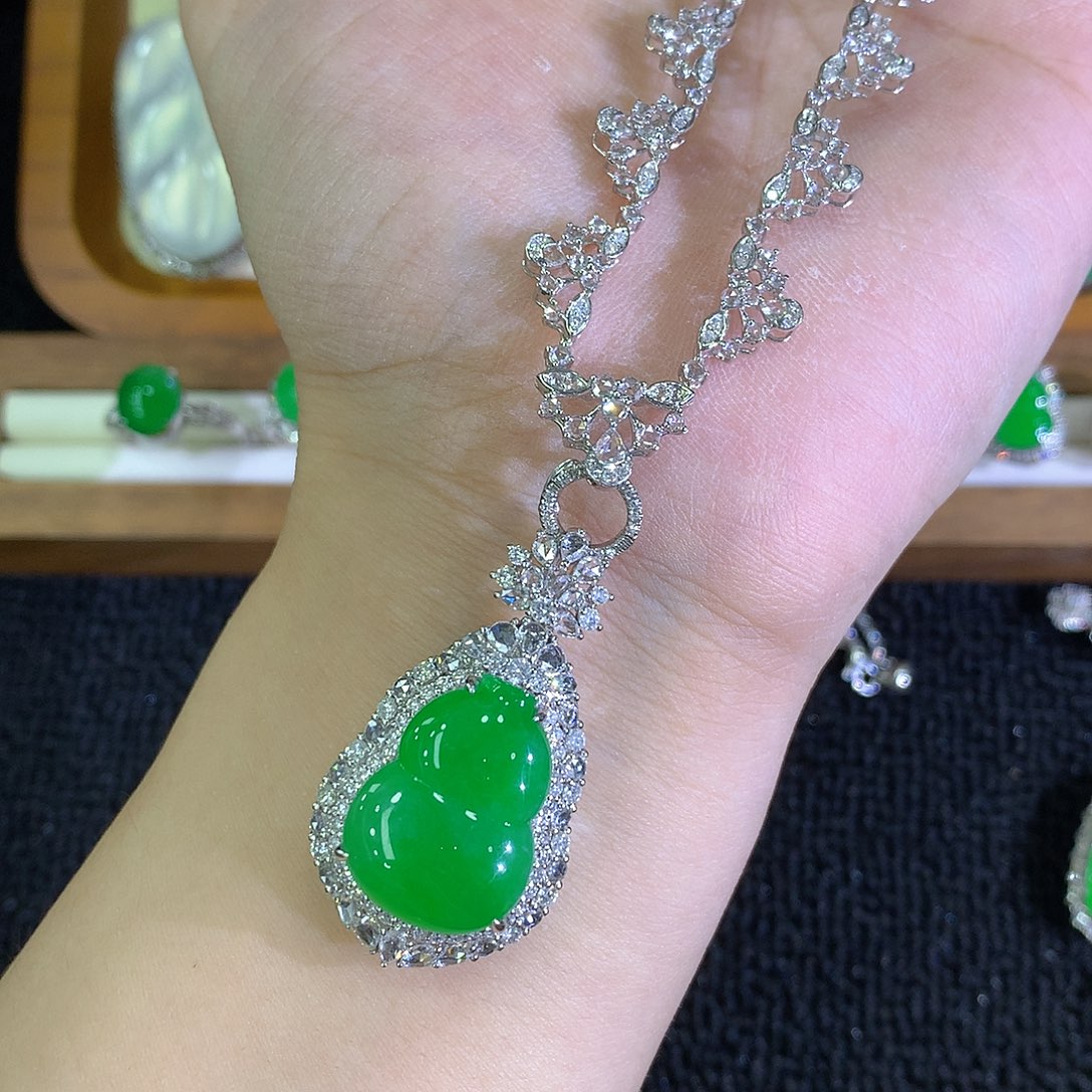 颈饰18K金镶嵌翡翠一套