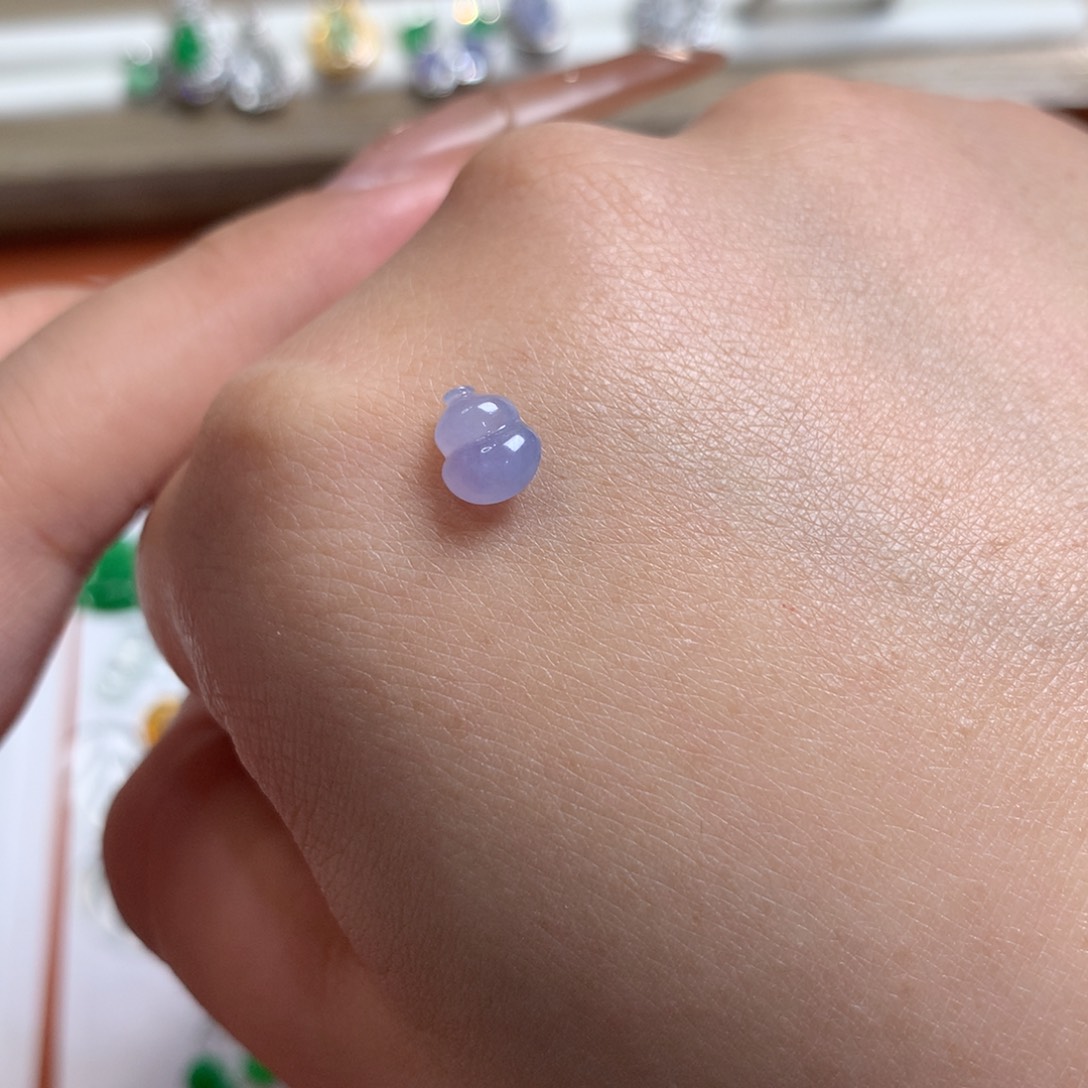 翡翠未镶嵌颈饰紫葫芦