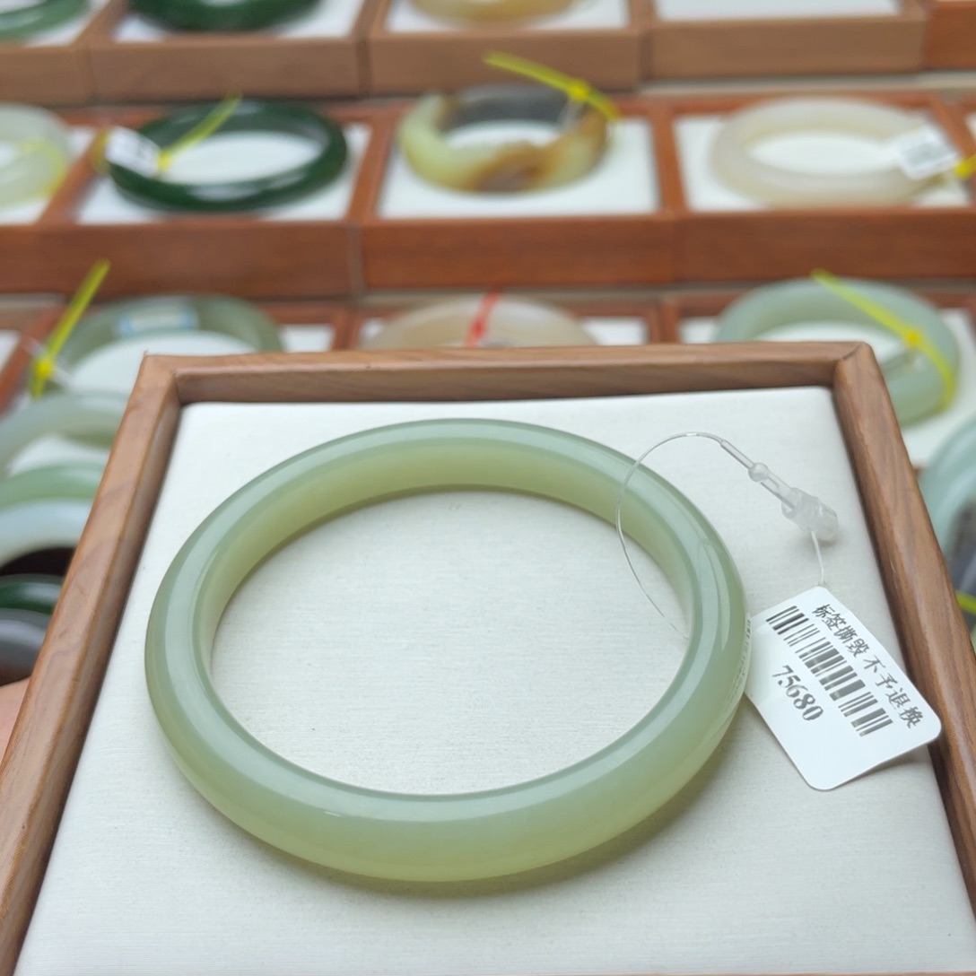 【闪购商品】和田玉手镯未镶嵌52.5