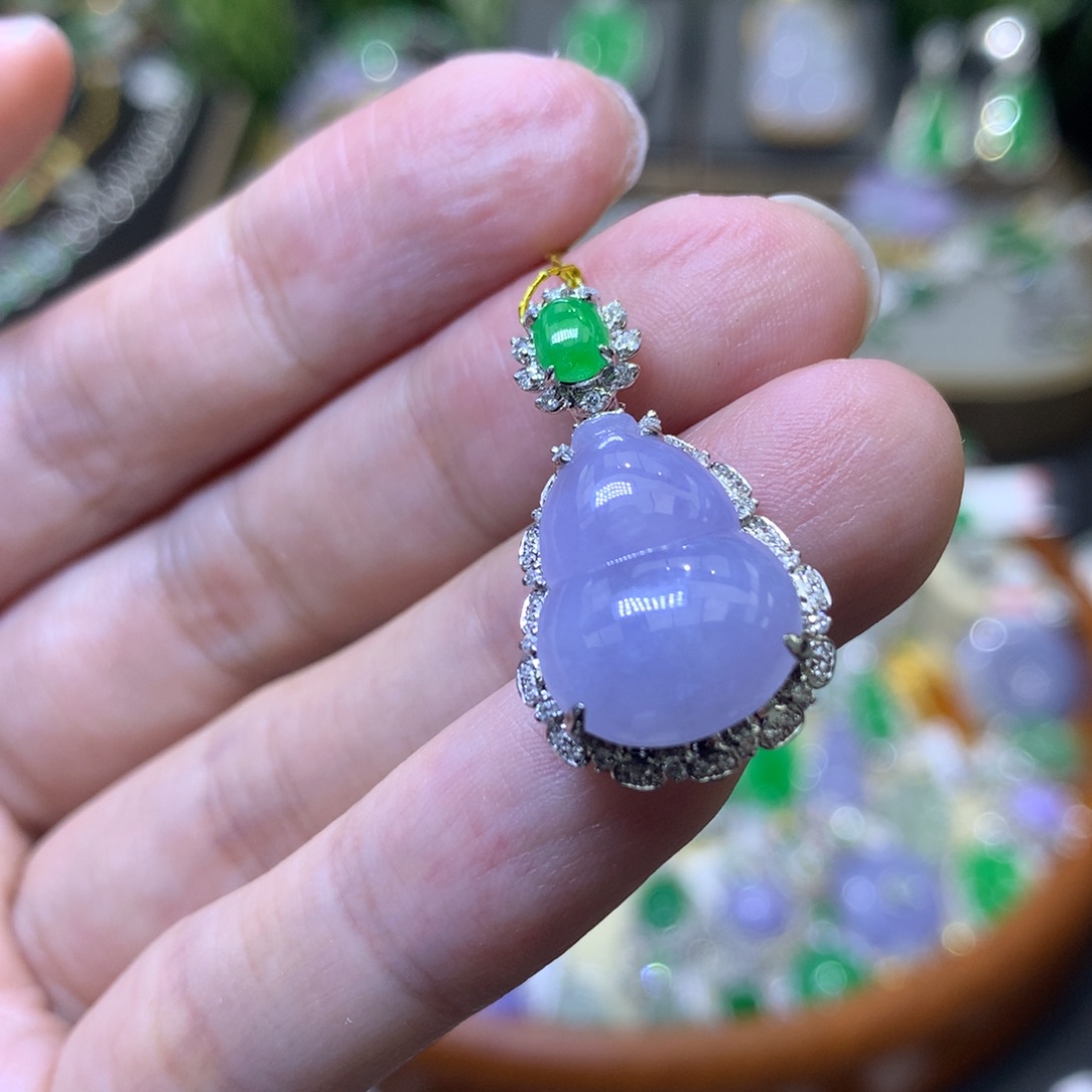 颈饰足金镶嵌翡翠