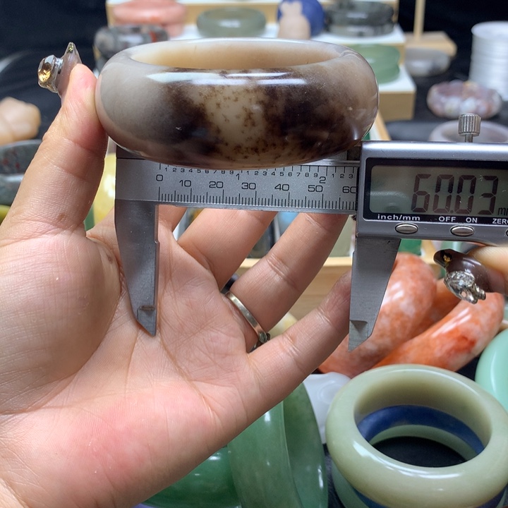 未镶嵌手镯石英质玉