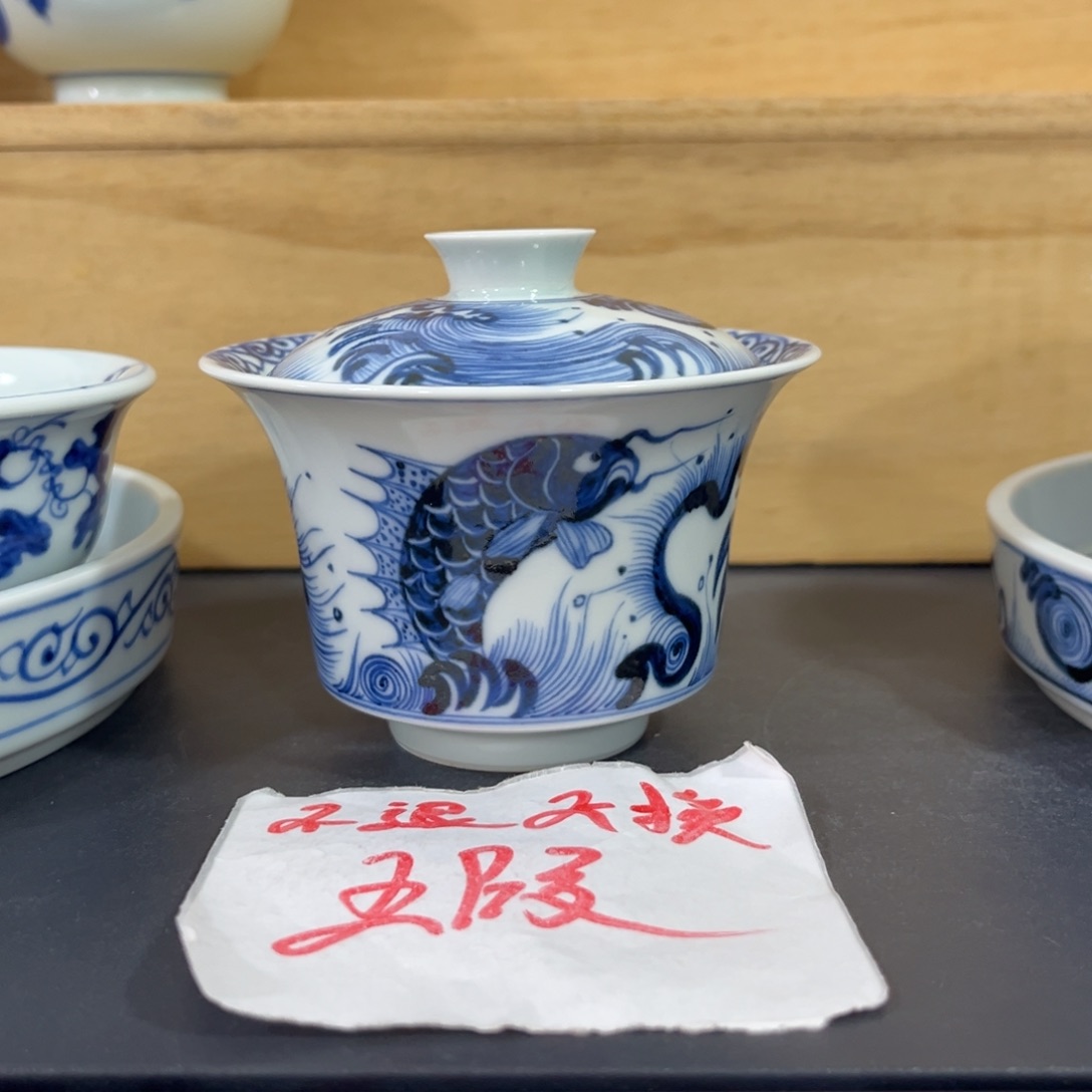 手绘仿元鱼化龙马蹄盖碗