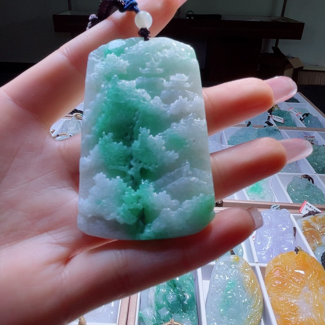 翡翠未镶嵌颈饰一个