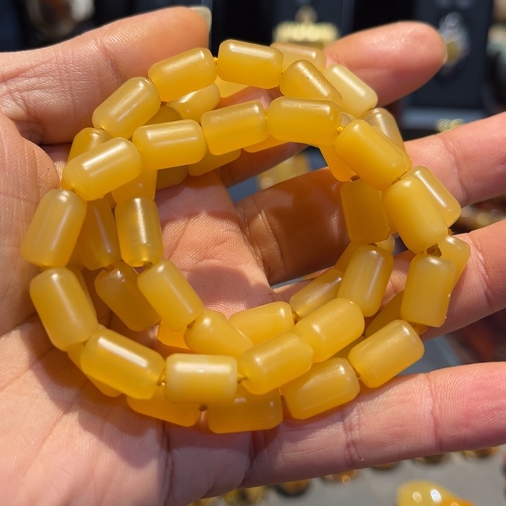 未镶嵌石英质玉（黄龙玉）颈饰