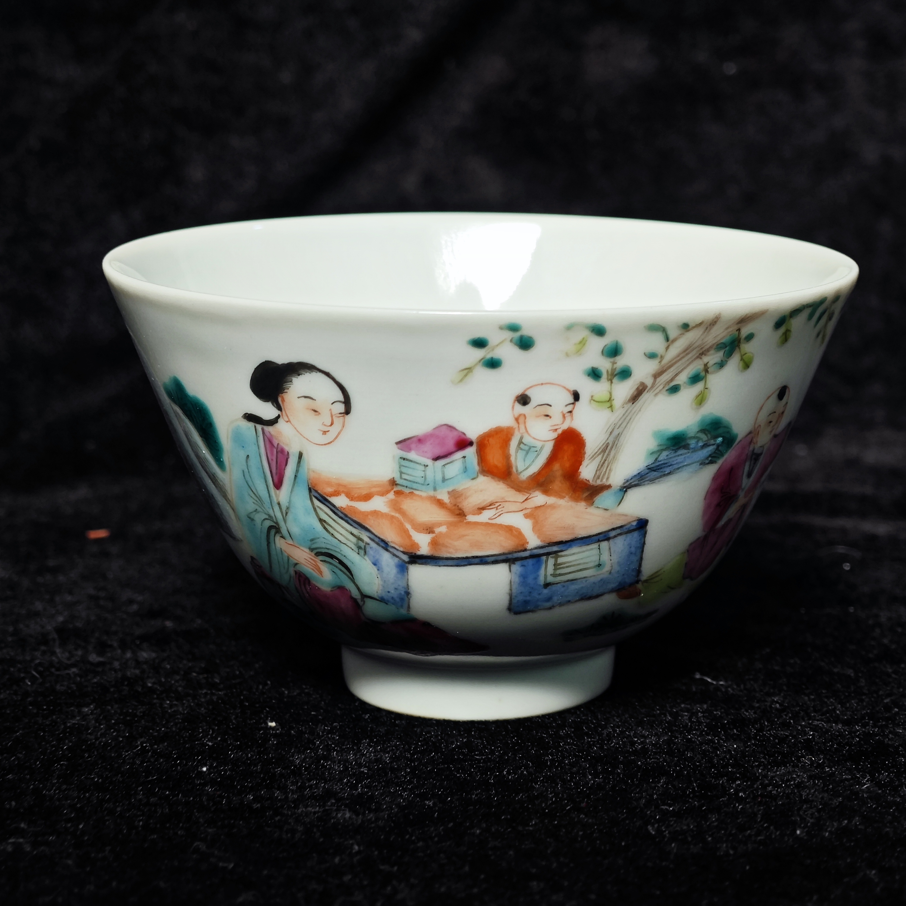 清代粉彩婴戏图小碗