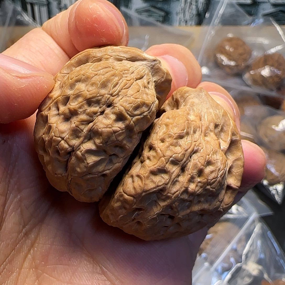 文玩核桃把件香****出玉玲珑半壁