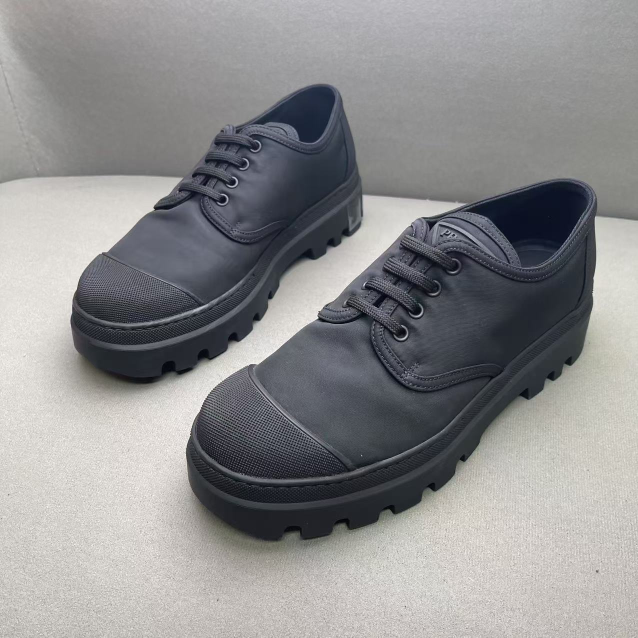99新 Prada/普拉达 黑色编织网面三角标时尚百搭厚底运动鞋 39码