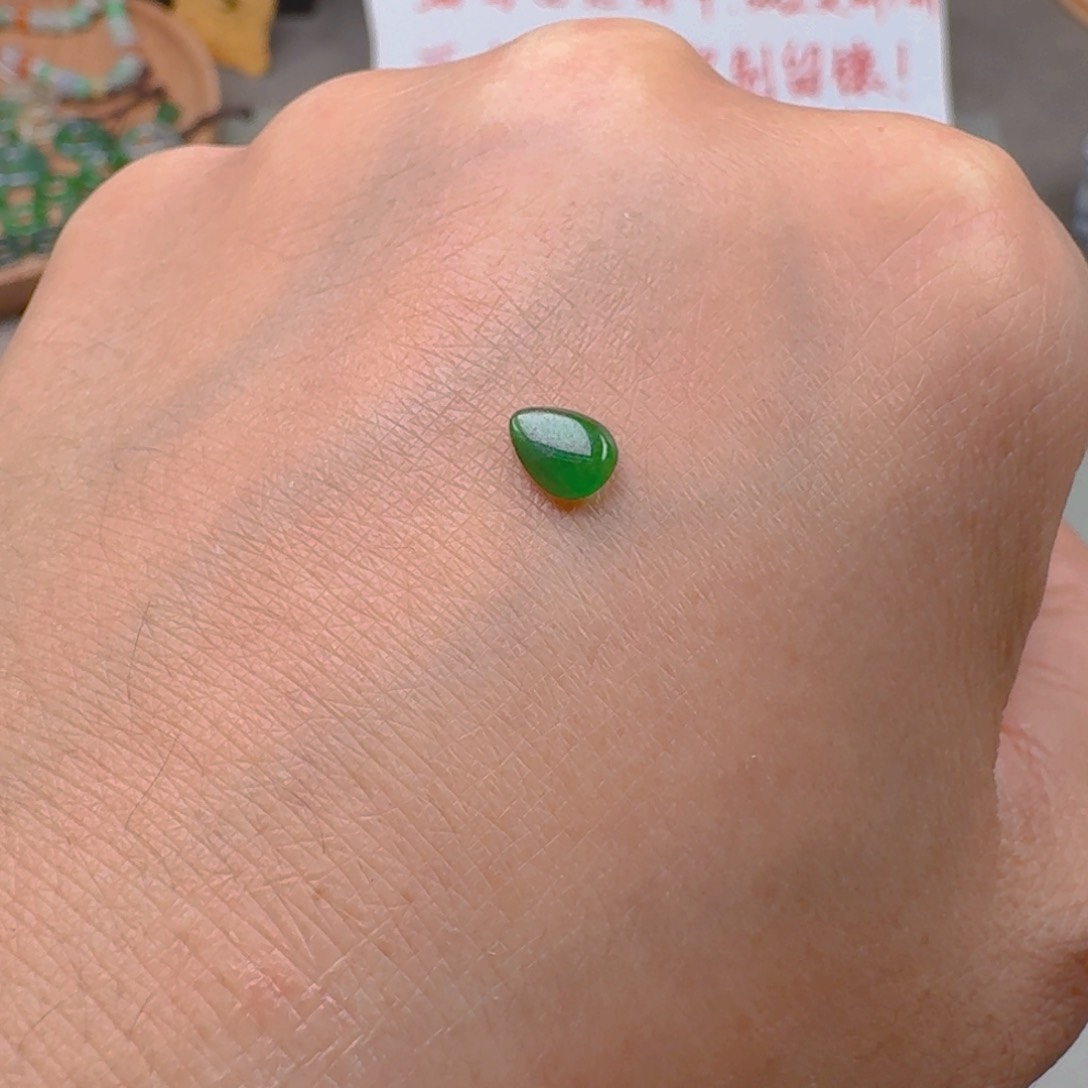 翡翠颈饰未镶嵌缅甸A货翡翠水滴