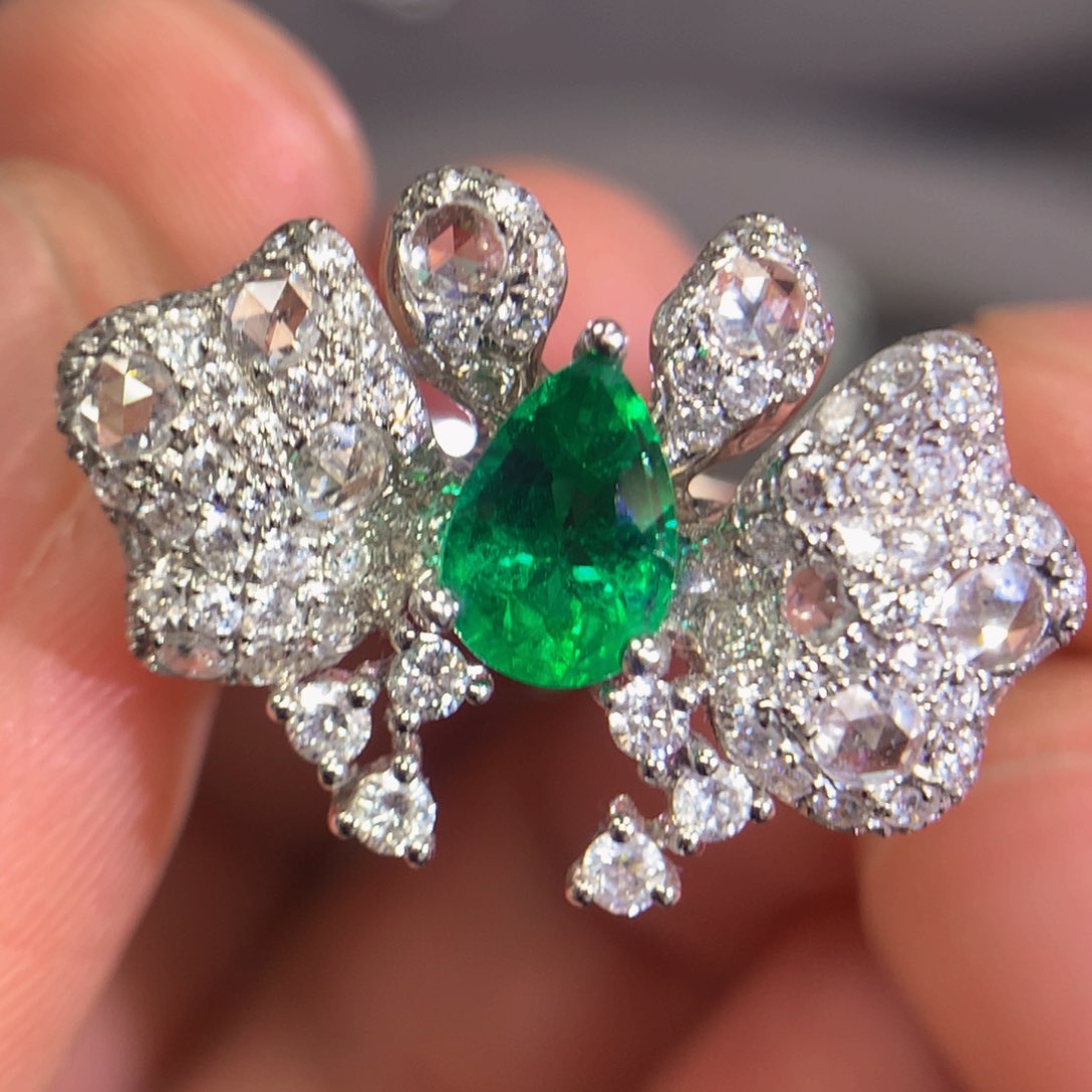 祖母绿戒指18K金镶嵌