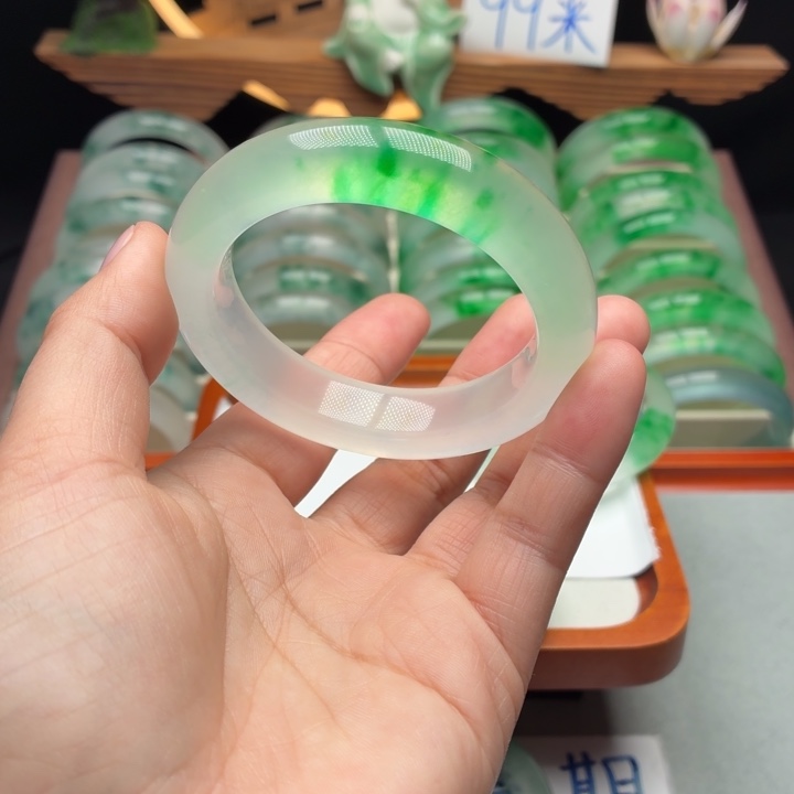 暗***香石英质玉未镶嵌手镯