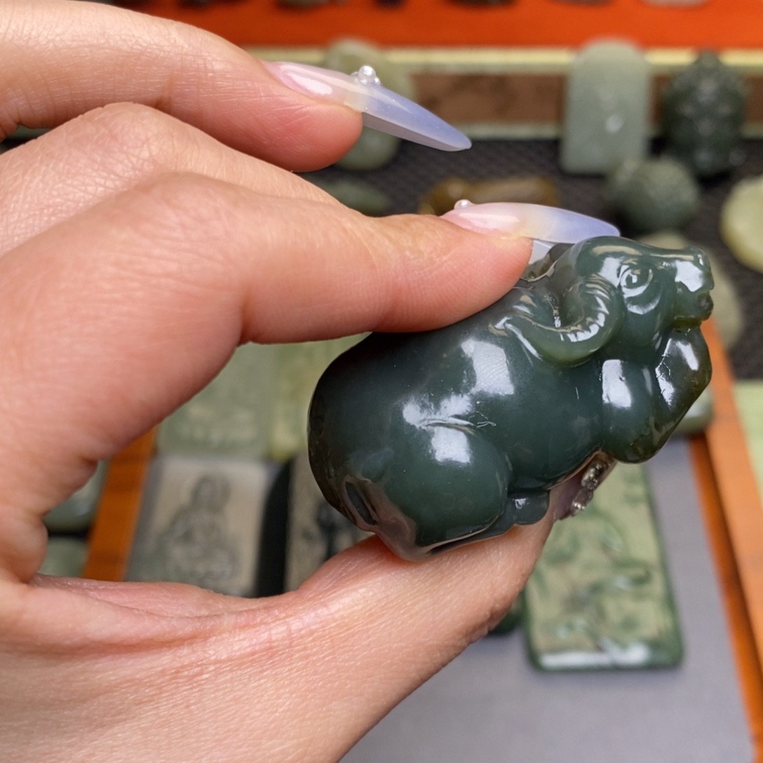 和田玉颈饰未镶嵌有多小裂