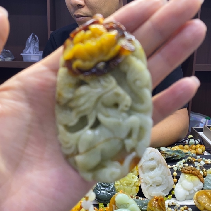 我****蛇纹石玉未镶嵌颈饰