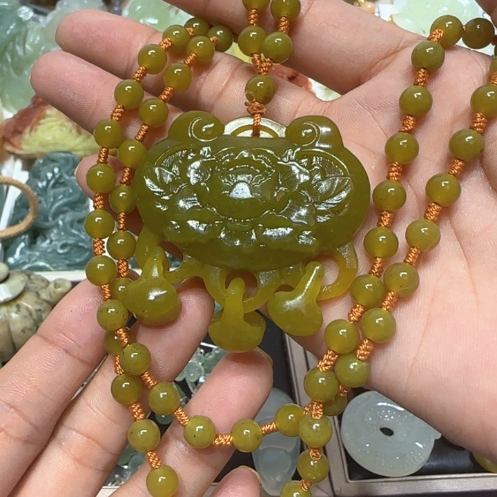 蛇纹石玉未镶嵌吊坠