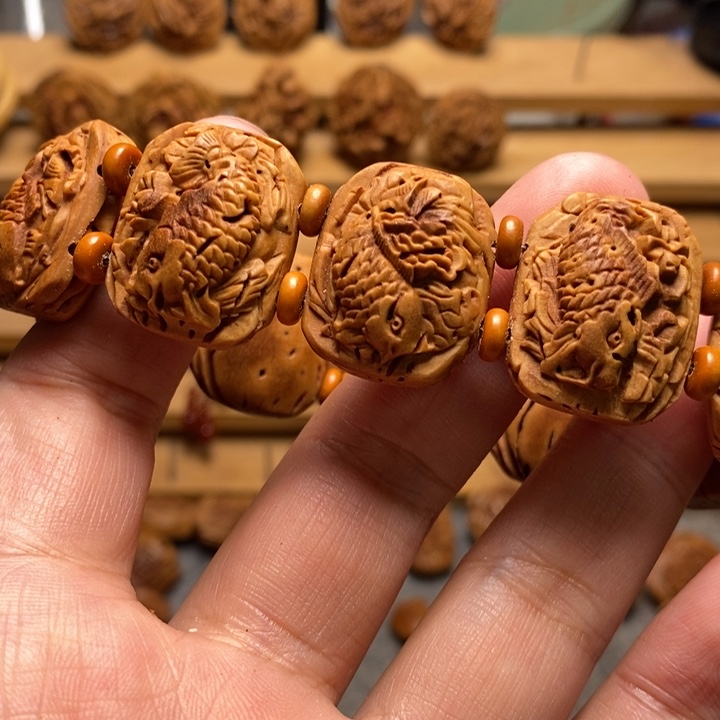 桃核雕刻鲤鱼手牌