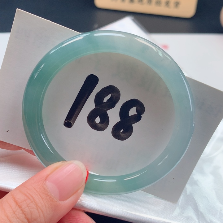 翡翠手镯未镶嵌冰