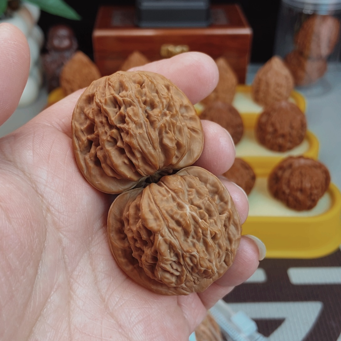 福利汉高楼核桃手把件！