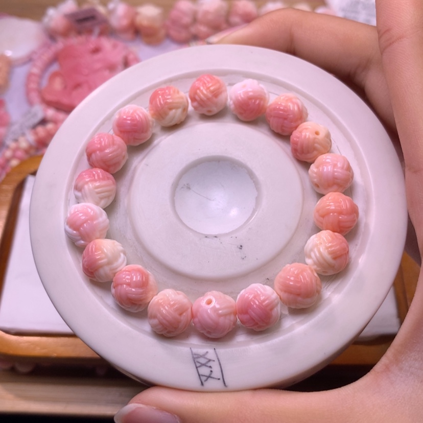 【闪购商品】查罗石颈饰合金十***?毛球单圈