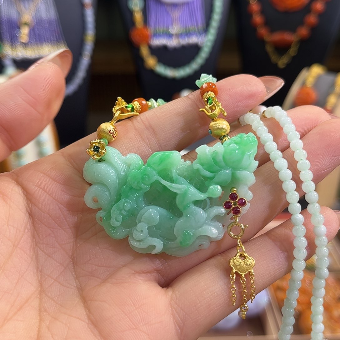 正***翡翠未镶嵌颈饰炸