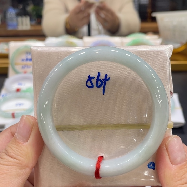 翡翠手镯未镶嵌翡翠