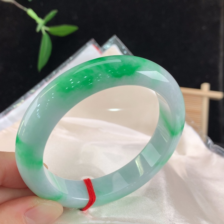 翡翠手镯未镶嵌111/0128