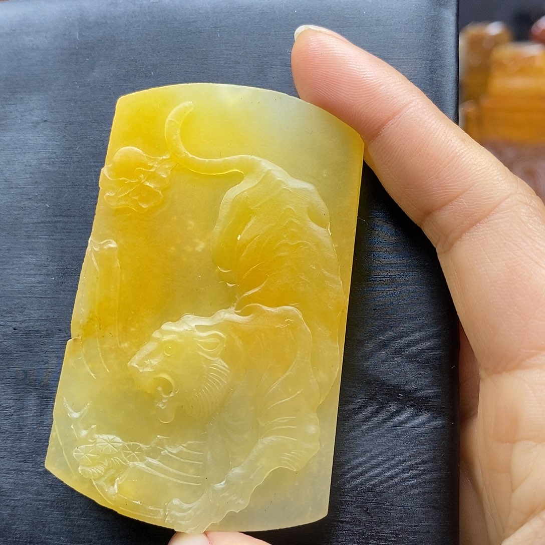 石英质玉（黄龙玉）颈饰未镶嵌