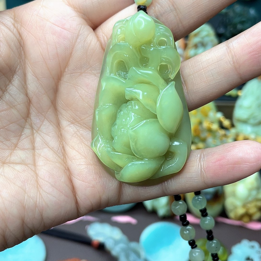 蛇纹石玉颈饰未镶嵌